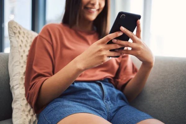 Gros Plan Des Mains Féminines Aide Smartphone Pour Naviguer Sur — Photo