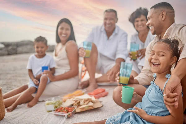 Primer Plano Una Familia Raza Mixta Haciendo Picnic Playa Sonriendo — Foto de Stock