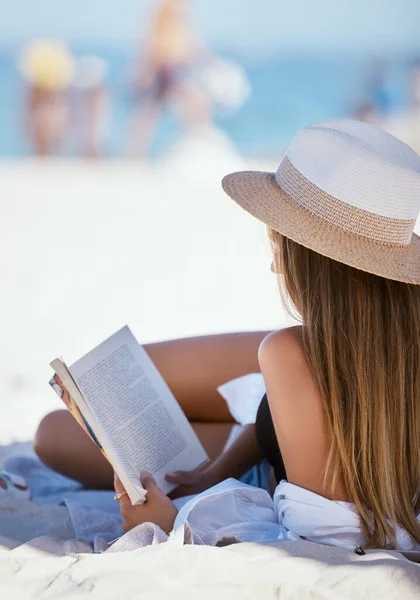 One Beautiful Young Caucasian Woman Relaxing Beach Enjoying Summer Vacation — Stockfoto