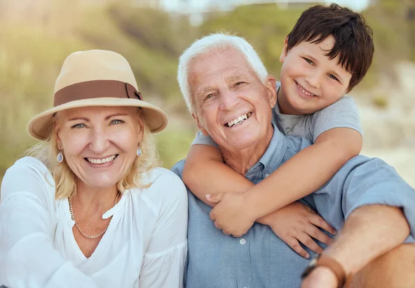 ビーチで孫と一緒に座って幸せな白人祖父母 庭や公園の外で祖母と祖父との愛らしい 子供の絆 里親のいる少年 — ストック写真