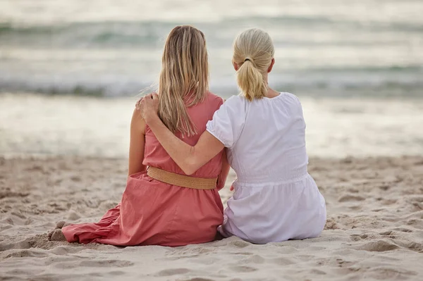 Visão Traseira Uma Mãe Filha Caucasiana Sentados Areia Praia Juntos — Fotografia de Stock