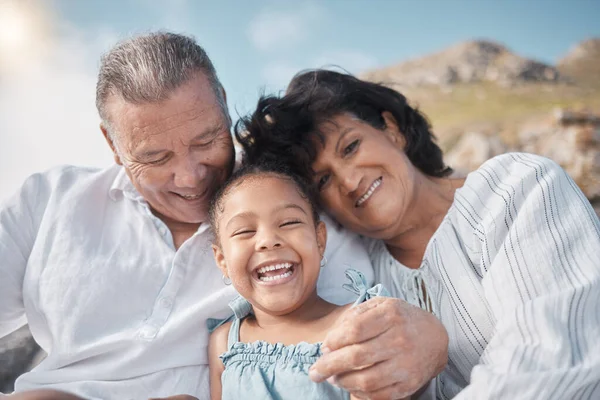 외손녀와 해변에 혼혈인 조부모를 미소짓고 주말에 밖에서 할머니와 할아버지와 사랑스럽고 — 스톡 사진