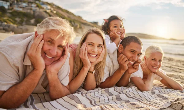 ビーチで子供や孫と一緒にシニア白人のカップルの肖像画 楽しさと絆でビーチでリラックスした混合レース家族 — ストック写真