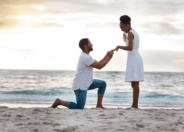 Boyfriend Asking His Girlfriend Marry Him While Standing Beach Together — Stock Photo, Image