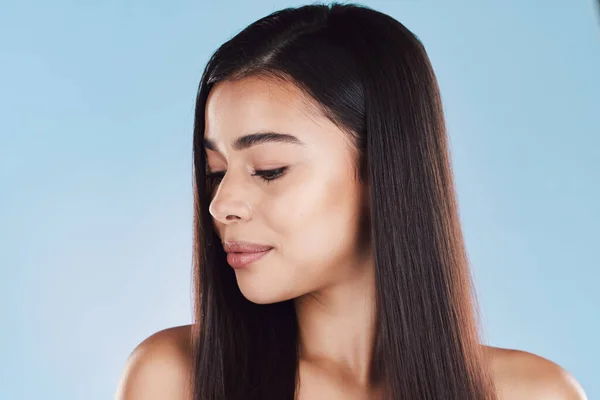 One Beautiful Young Hispanic Woman Healthy Skin Sleek Hair Posing — ストック写真