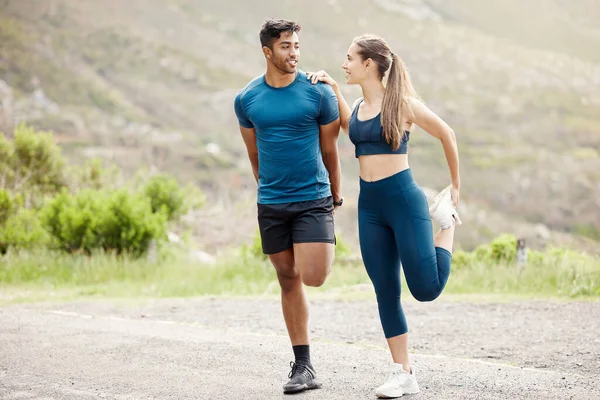 Ajustez Jeune Homme Jeune Femme Étirant Les Jambes Pour Éviter — Photo