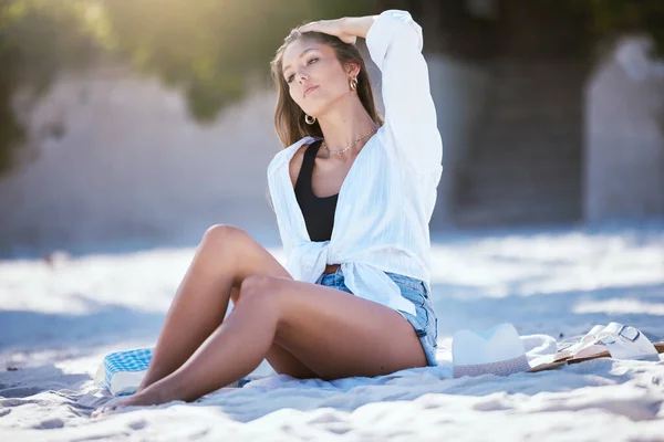 Jedna Piękna Młoda Biała Kobieta Relaksująca Się Plaży Podczas Wakacji — Zdjęcie stockowe