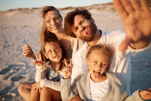 Rodina Dělá Hloupé Výrazy Tváři Selfie Bezstarostný Manžel Bere Selfie — Stock fotografie