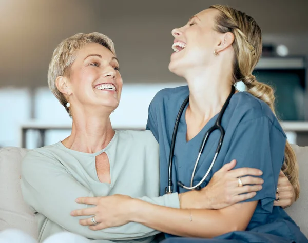 Twee Vrolijke Lachende Vrouwen Tonen Alleen Band Tussen Patiënt Arts — Stockfoto