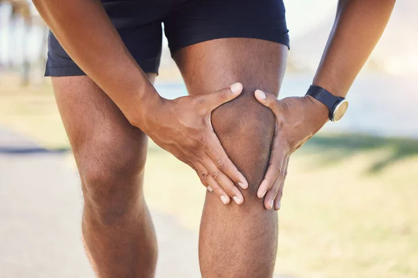 Closeup Unknown Fit Active Mixed Race Man Holding His Knee — Stockfoto