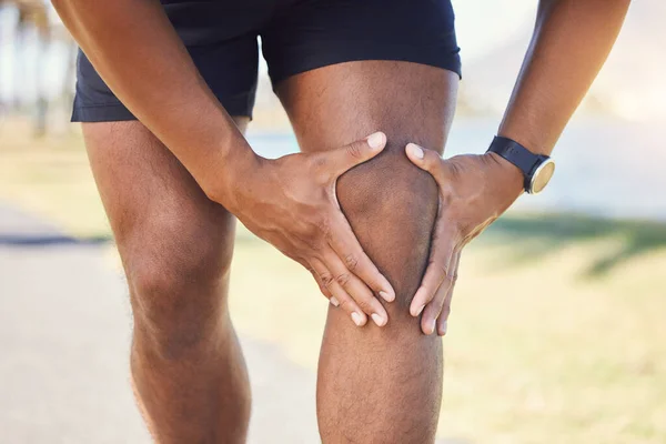 Closeup Unknown Fit Active Mixed Race Man Holding His Knee — Fotografia de Stock