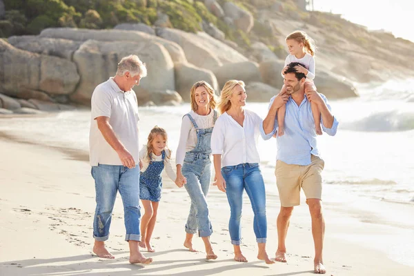 Familia Varias Generaciones Tomados Mano Caminando Por Playa Juntos Familia — Foto de Stock