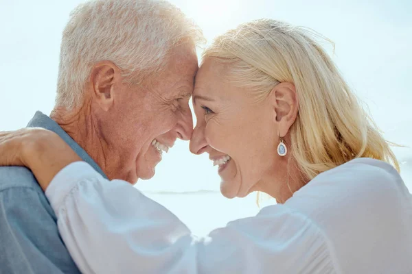 Happy Mature Caucasian Couple Enjoying Fresh Air Vacation Beach Smiling — Stock Photo, Image