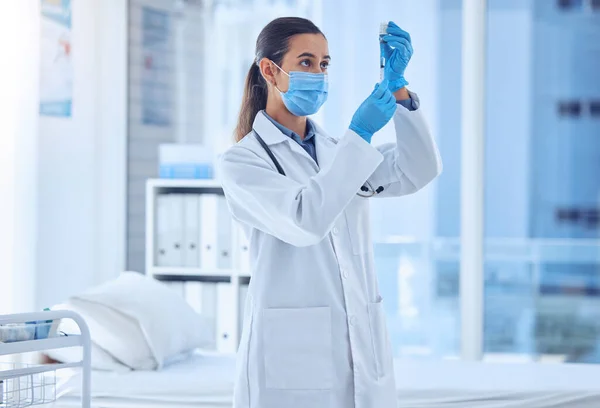 Doctor Preparing Needle Injection Medical Professional Filling Needle Corona Virus — Stock fotografie