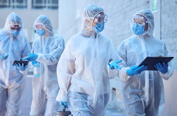 Equipo Csi Caminando Hablando Afuera Los Colegas Biólogos Analizan Informe — Foto de Stock