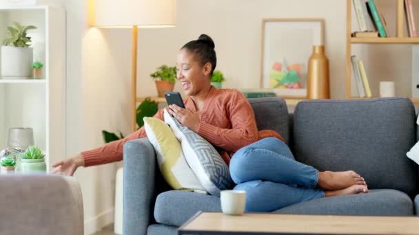 Vrouw Online Winkelen Met Een Telefoon Creditcard Thuis Happy Consumer — Stockvideo