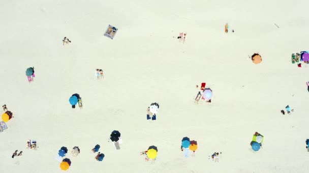 Drone Πλάνα Αγνώριστων Ανθρώπων Που Χαλαρώνουν Στην Παραλία — Αρχείο Βίντεο