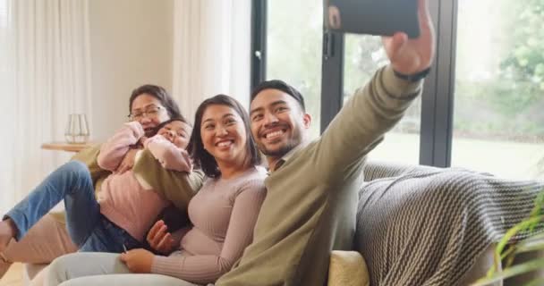 Playful Multi Generation Family Taking Selfies Bonding Home Man Using — Stok video