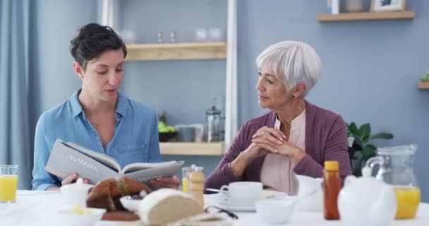 Video Footage Young Woman Reading Book Her Senior Mother While — Stockvideo