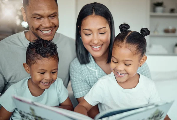 Jóvenes Padres Raza Mixta Mamá Papá Leyendo Libro Pequeña Hija — Foto de Stock