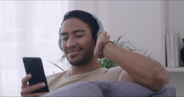 Pria Bahagia Mendengarkan Musik Dengan Headphone Online Pria Santai Dan — Stok Video