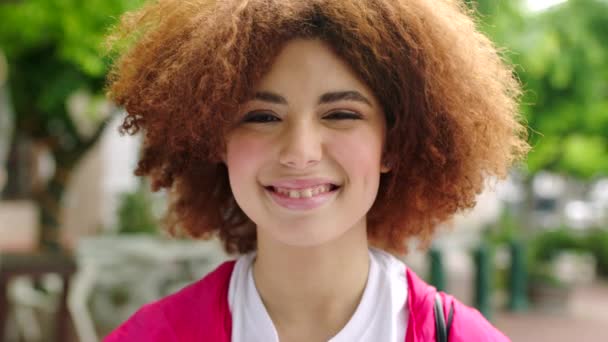 Portret Van Een Mooie Aantrekkelijke Stijlvolle Vrouw Lachend Een Zomermiddag — Stockvideo