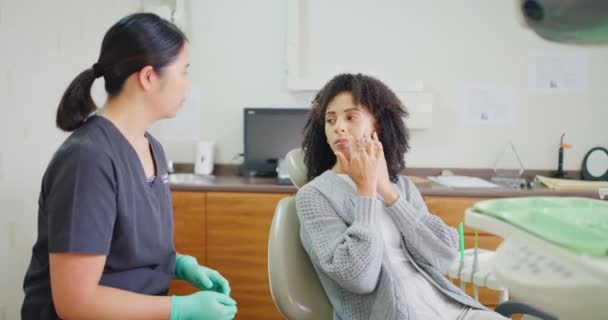 Paciente Com Dor Dente Dentista Consultando Discutindo Nas Salas Médicos — Vídeo de Stock