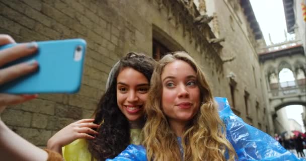 Video Footage Two Young Friends Standing Together Taking Selfies Cellphone — Vídeos de Stock