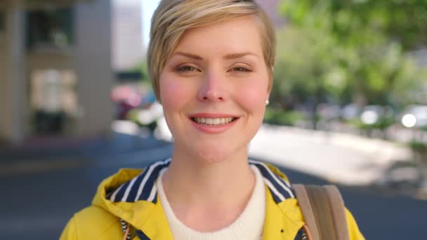 Retrato Una Hermosa Mujer Sonriente Mirando Feliz Afuera Rostro Primer — Vídeos de Stock