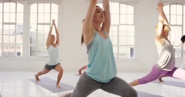 Video Footage Group Young Woman Exercising Yoga Studio Together — Vídeos de Stock