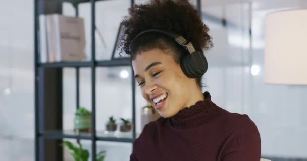 Video Footage Young Businesswoman Listening Music Her Headphones Modern Office — Video Stock