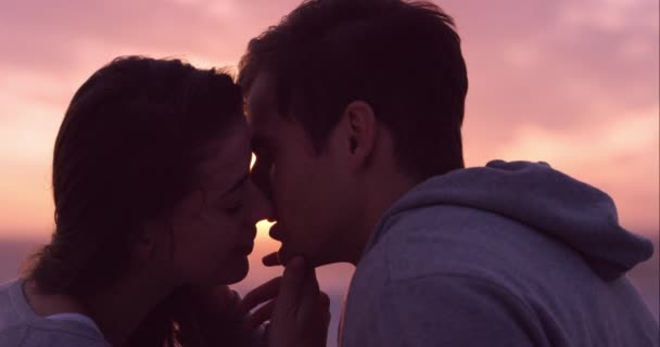 Vídeo Casal Beijando Praia Pôr Sol — Vídeo de Stock