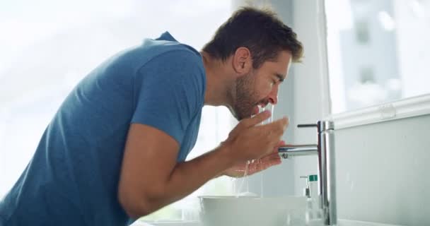 Video Footage Handsome Young Man Washing His Face His Bathroom — Stockvideo