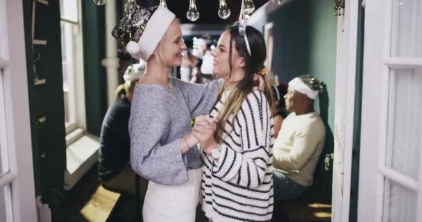 Filmagem Vídeo Jovem Casal Feliz Dançando Beijando Durante Uma Festa — Vídeo de Stock