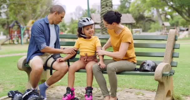 Caring Parents Making Sure Daughter Safe Protected While Rollerskating Public — Vídeo de Stock