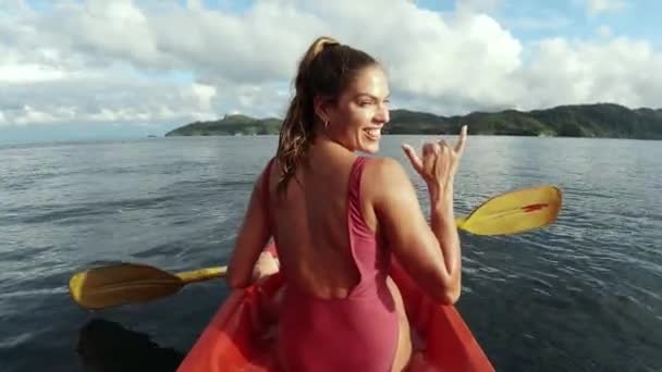 Video Footage Attractive Young Woman Canoeing Lake — Vídeos de Stock