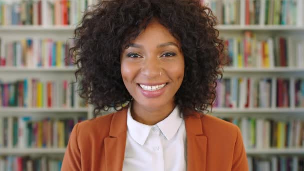 Portrait Confident Businesswoman Front Bookshelves Beautiful Stylish Afro Female Entrepreneur — Stock Video