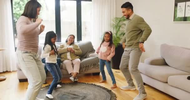 Cute Children Showing Parents Dance Moves Living Room Grandparents Laughing — Vídeos de Stock