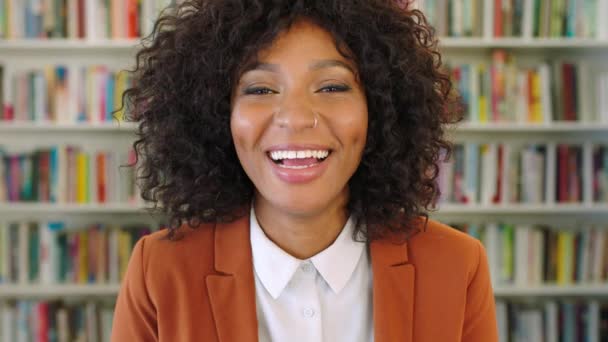 Młoda Szczęśliwa Czarna Bibliotekarka Uśmiechnięta Śmiejąca Się Swojego Miejsca Pracy — Wideo stockowe