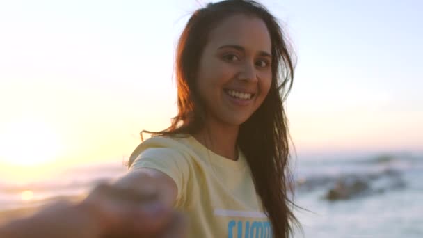 Szczęśliwa Para Trzymająca Się Ręce Łącząca Się Plaży Zachodzie Słońca — Wideo stockowe
