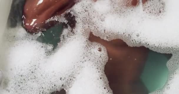 Video Footage Unrecognizable Muscular Man Taking Bath Foamy Water Bathtub — Video