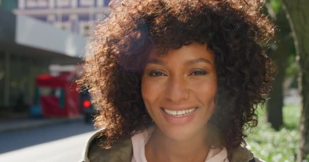 Face Gorgeous Confident Black Female Curly Afro Looking Joyful Town — Αρχείο Βίντεο