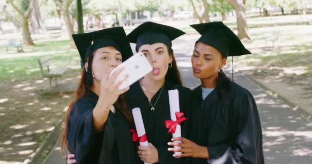 Grupo Graduados Usando Teléfono Para Selfies Redes Sociales Después Ceremonia — Vídeo de stock