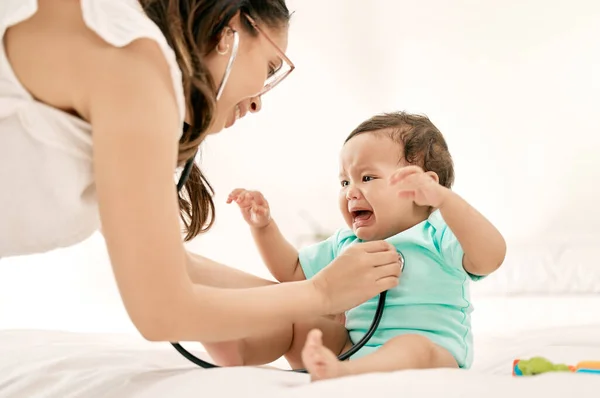 Closeup Shot Paediatrician Using Stethoscope Babys Checkup — Stockfoto