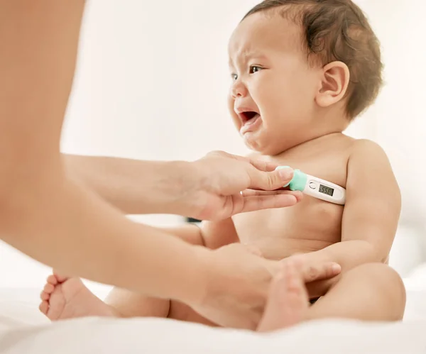 Paediatrician Taking Babys Temperature Thermometer — Stockfoto