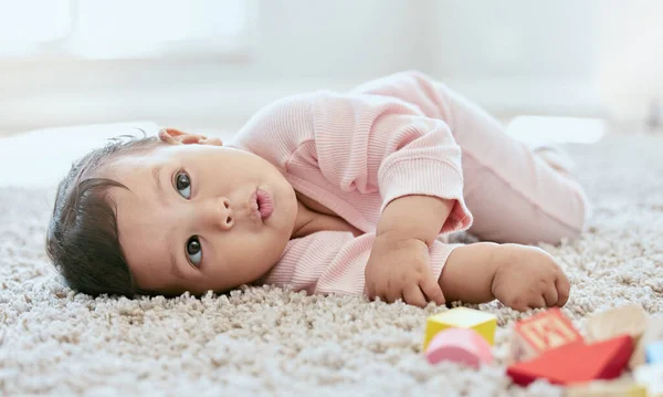 Een Schattige Baby Meisje Liggend Vloer Thuis — Stockfoto