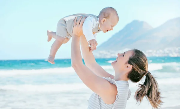 Una Joven Madre Vinculándose Con Bebé Playa — Foto de Stock