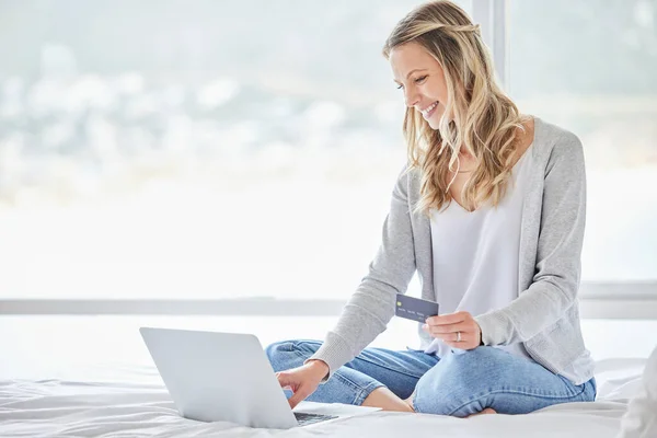 Young Woman Using Laptop Credit Card Home — Φωτογραφία Αρχείου