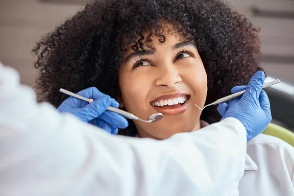 Shot Beautiful Young African American Woman Afro Looking Dentist Her — Stok fotoğraf