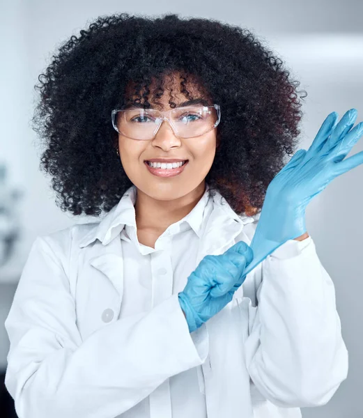 Portrait Young African American Female Scientist Afro Hair Wearing Labcoat — Stock Photo, Image